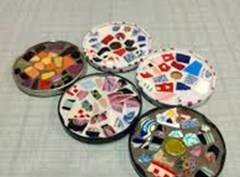 Atelier création de sous-verres en mosaïque à la Recyclerie CDC du Bazadais Atelier création de sous-verres en mosaïque à la Recyclerie CDC du Bazadais