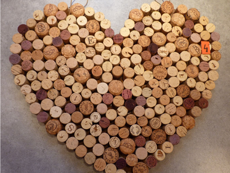 De la mosaïque en bouchons de liège avec Marie-Christine à la Recyclerie CDC du Bazadais De la mosaïque en bouchons de liège avec Marie-Christine à la Recyclerie CDC du Bazadais