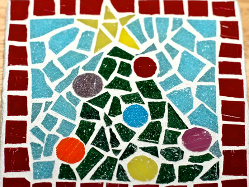 Mosaïque de Noël avec Marie-Christine à la Recyclerie CDC du Bazadais