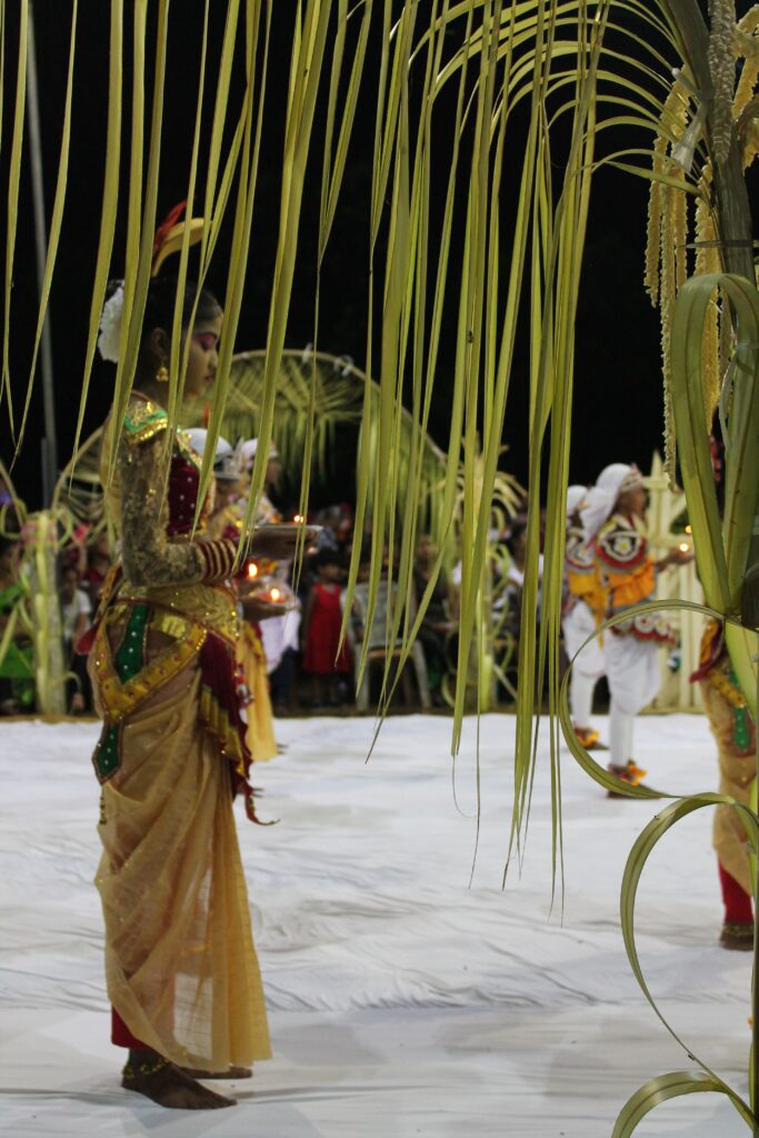 Discussion autour des danses srilankaises par Jyotsna Liyanaratne CDC du Bazadais