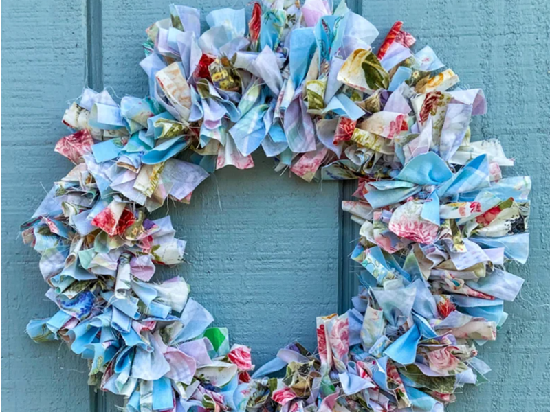 Je crée une couronne de tissu avec Anne à la Recyclerie CDC du Bazadais Je crée une couronne de tissu avec Anne à la Recyclerie CDC du Bazadais